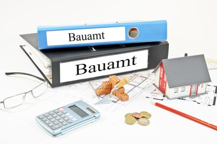 Bauantragsunterlagen mit Hausmodell und Plänen