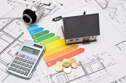 Energieeffizienzskala mit Hausmodell auf Bauplänen